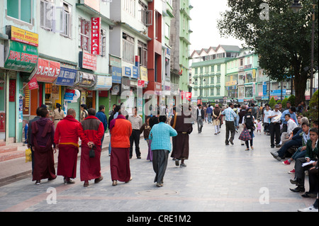 Buddhistische Mönche ein Spaziergang in der Fußgängerzone, shopping Street, Mahatma Gandhi Road, Gangtok, Sikkim, Himalaya, Indien Stockfoto