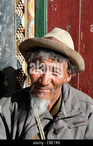 Alte tibetische Mann mit einem Bart trägt einen Hut, Porträt, Ue-Tsang, Zentraltibet, autonomes Gebiet Tibet, Lhasa, Himalaya Range Stockfoto