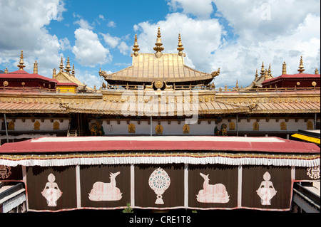 Tibetischen Buddhismus, Embleme, goldene Dächer, Jokhang-Tempel, Lhasa, Ue-Tsang, Zentraltibet, autonomes Gebiet Tibet, Himalaya-Sortiment Stockfoto