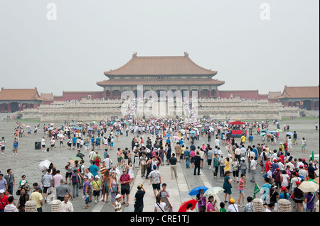 Menschenmenge, großer Platz, Halle der höchsten Harmonie, Verbotene Stadt, Kaiserpalast, Peking, Volksrepublik China, Asien Stockfoto