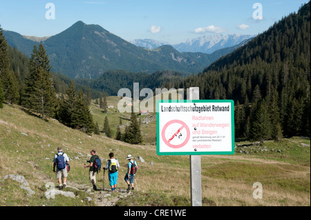 Wandern, Gruppe von Wanderern, geschützte Zeichen Landschaftsschutzgebiet Rotwand Landschaft, Soin-Alm Alm in einem Tal mit Blick Stockfoto