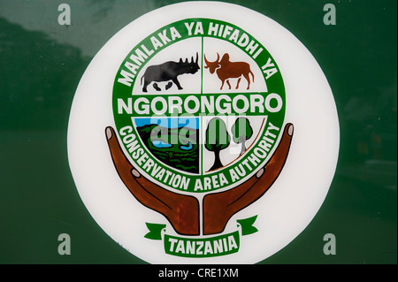 Naturschutz und Tourismus, Zeichen und Symbol, Ngorongoro Conservation Area Authority, Serengeti Nationalpark, Tansania Stockfoto