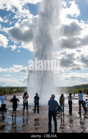 Menschen beobachten Strokkur Geysir Errupting, Brunnen, heißen Quellen, Haukadalur, Golden Circle, Island, Skandinavien Stockfoto