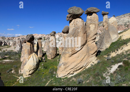 Feenkamine, Felsformationen aus Tuffstein in der Nähe von Cavushin, Göreme, Kappadokien, Zentral-Anatolien, Türkei Stockfoto