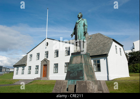 Statue von Hannes Hafstein im stehen vor dem Haus des Premierministers, erste isländische Premierminister, Stjórnarráðshúsið Stockfoto