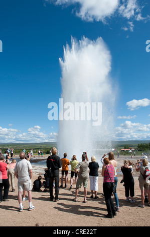 Touristen, die gerade des Strokkur-Geysir ausbrechen, Sprudel, Haukadalur, Golden Circle, Island, Skandinavien, Nordeuropa Stockfoto