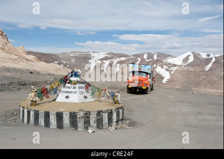 Kreisverkehr, Taglang La Mountain pass Road, 5317 m, Manali-Leh-Highway, Tata LKW, Berglandschaft, Ladakh Bezirk Stockfoto