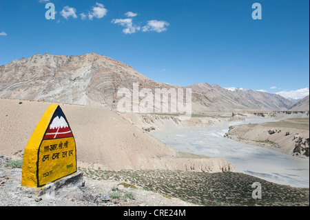 Zeichen auf dem Berg pass Road, Manali-Leh-Highway, Berglandschaft, in der Nähe Sarchu, Lahaul und Spiti, Himachal Pradesh Stockfoto