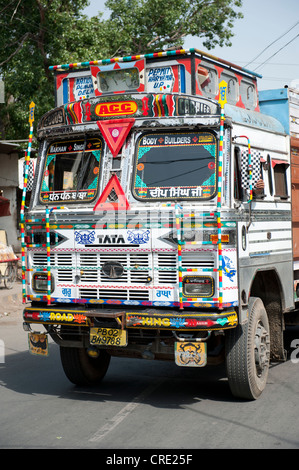 Transport, Tata LKW mit reich verziert Kabine, Amritsar, Punjab, Indien, Südasien, Asien Stockfoto