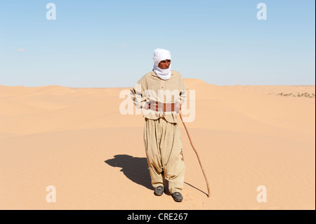 Beduinen in Sanddünen, Sahara Wüste zwischen Douz und Ksar Ghilane, Süd-Tunesien, Tunesien, Maghreb, Nordafrika, Afrika Stockfoto