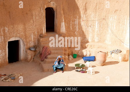 Berber Frau in Tracht gekleidet in eine Höhle Wohnung, Matmata, Tunesien, Süd-Tunesien, Maghreb, Nordafrika Stockfoto