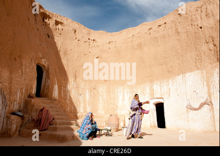 Zwei Berber-Frauen in Tracht gekleidet in einer Höhle wohnt, Matmata, Tunesien, Süd-Tunesien, Maghreb, Nordafrika Stockfoto