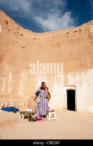 Berber Frau in Tracht gekleidet in eine Höhle Wohnung, Matmata, Tunesien, Süd-Tunesien, Maghreb, Nordafrika Stockfoto