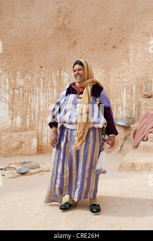 Berber Frau in Tracht gekleidet in eine Höhle Wohnung, Matmata, Tunesien, Süd-Tunesien, Maghreb, Nordafrika Stockfoto