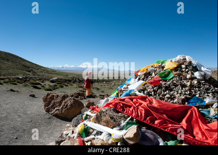 Tibetischen Buddhismus, bunten Gebetsfahnen hinter Mt. Gurla Mandhata, Pilgerweg auf den Heiligen Berg Kailash Stockfoto