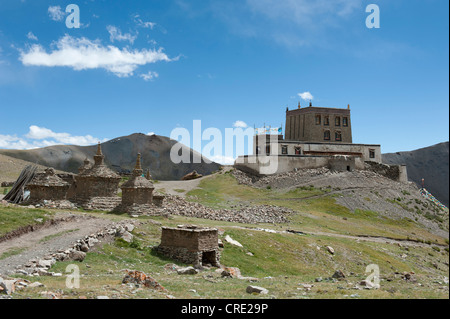 Tibetischer Buddhismus, Kloster Gyangdrak Gompa, Stupas, Region rund um Mount Kailash, Ngari Präfektur, Gangdise Berge Stockfoto