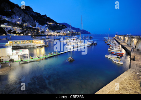 Nachtansicht, Boote im Hafen von Amalfi, Costiera Amalfitana oder Amalfi-Küste, UNESCO World Heritage Site, Kampanien, Italien Stockfoto