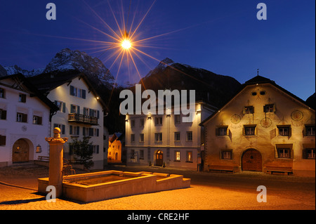 Dorf Platz von Scuol mit alten Engadiner Häuser, Unterengadin, Graubünden, Schweiz, Europa Stockfoto