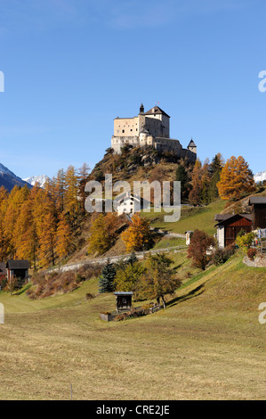 Blick auf Schloss Tarasp, Scuol, Unterengadin, Graubünden, Schweiz, Europa Stockfoto