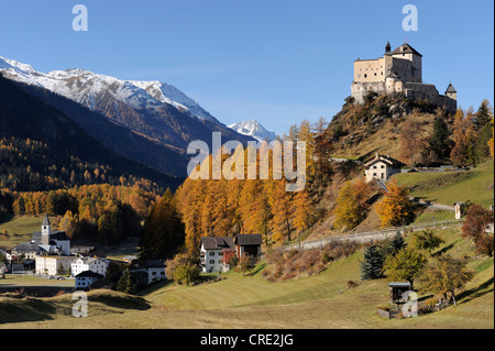 Schloss Tarasp mit dem Dorf von Tarasp, Scuol, Unterengadin, Graubünden, Schweiz, Europa Stockfoto