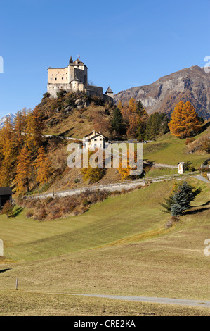 Blick auf Schloss Tarasp, Scuol, Unterengadin, Graubünden, Schweiz, Europa Stockfoto