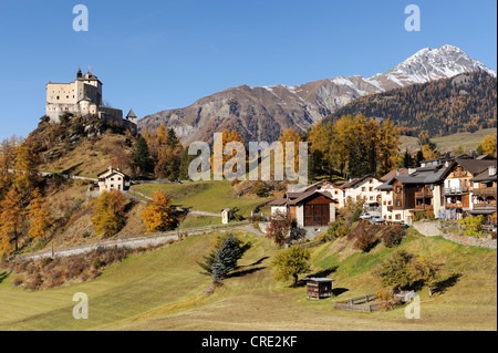 Schloss Tarasp mit dem Dorf von Tarasp, Scuol, Unterengadin, Graubünden, Schweiz, Europa Stockfoto