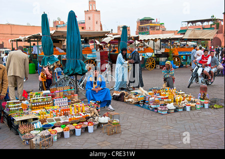 In Djemaa el Fna bieten Platz der Gehenkten, Händler und Quacksalber Heilmittel Wundermittel und Stockfoto