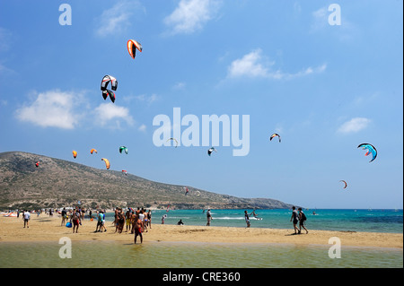 Kite-Surfer auf Prasonisi Halbinsel, Rhodos, Griechenland, Europa Stockfoto