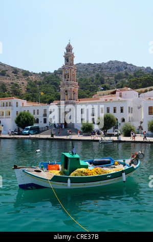 Angelboot/Fischerboot vor dem Kloster Taxiarchis Michael Panormitis, Symi-Insel in der Nähe von Rhodos, Griechenland, Europa Stockfoto