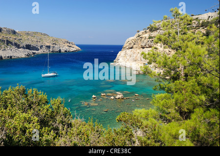 Anthony Quinn Bay mit Segeln Schiff, Faliraki, Rhodos, Griechenland, Europa Stockfoto