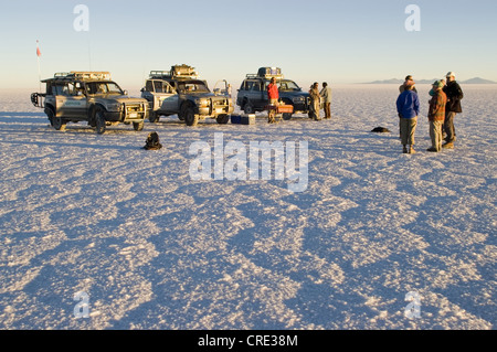 Allradantrieb-Fahrzeug mit Touristen auf dem Salar de Uyuni, Bolivien Stockfoto