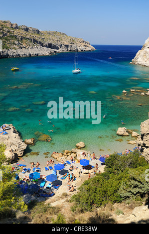 Anthony Quinn Bay mit Segeln Schiff, Faliraki, Rhodos, Griechenland, Europa Stockfoto