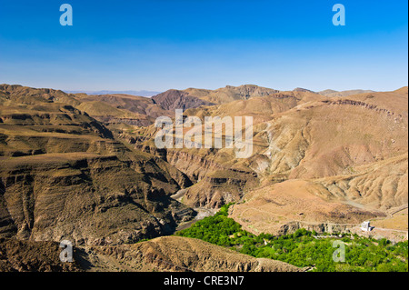 Canyon-artigen Berglandschaft mit einem Haus und eine Fluss-Oase mit Bäumen und Feldern, Atlasgebirge, Marokko Stockfoto