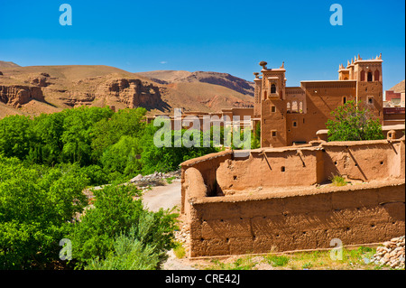 Kasbah, Schlamm Festung, Tighremt, Wohnburg der Berber, umgeben von Bäumen, Dades Tal, hohen Atlas-Gebirge Stockfoto