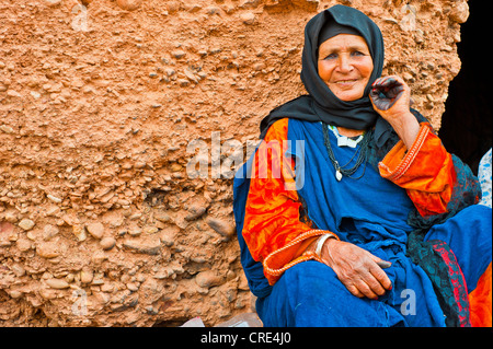 Ältere Nomade-Frau in traditioneller Kleidung, Hände schwarz mit Henna, Marokko, Afrika Stockfoto