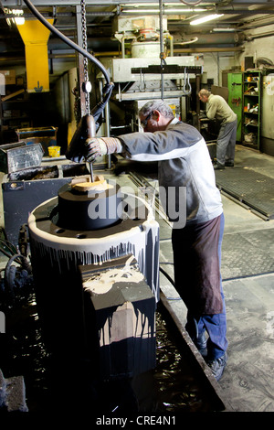 Ein Mitarbeiter der Luitpoldhuette AG, eine Gießerei, die spezialisiert auf die Besetzung der Motorblöcke, Motorteile und Kältetechnik Stockfoto