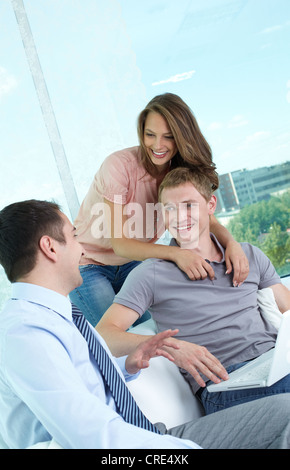 Vertikale Schuss eine fröhliche Familientreffen mit der Finanzberater Stockfoto