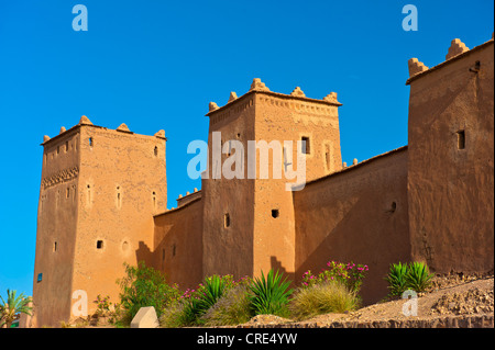 Türme und Mauern der Taourirt Kasbah Schlamm Festung, Berber Wohnburg, Tighremt, Südmarokko, Ouarzazate, Marokko Stockfoto