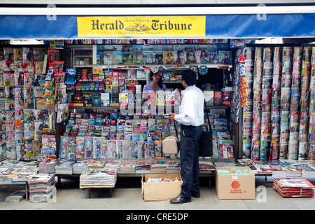 Zeitungskiosk mit spanischen und internationalen Zeitungen und Zeitschriften in Madrid, Spanien, Europa Stockfoto