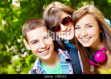 Entzückende Jugendliche viel Zeit im Freien im Sommer Stockfoto