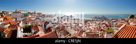 Blick vom Aussichtspunkt Miradouro da Santa Luzia über den Stadtteil Alfama in Richtung Rio Tejo Flusses, wo zwei Kreuzfahrtschiffe Stockfoto