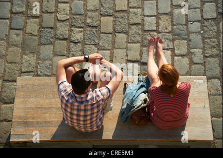 Menschen am Ufer Rasinovo Nabrezi Prag Tschechische Republik, in der Dämmerung Stockfoto