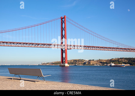 Bank am Ufer des Rio Tejo vor der Ponte 25 de Abril Brücke im Stadtteil Belem, Lissabon, Portugal Stockfoto