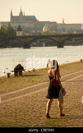 Menschen am Ufer Rasinovo Nabrezi Prag Tschechische Republik, in der Dämmerung Stockfoto