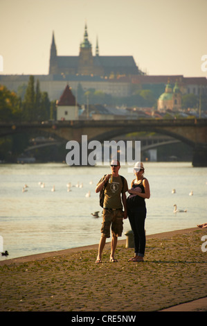 Menschen am Ufer Rasinovo Nabrezi Prag Tschechische Republik, in der Dämmerung Stockfoto