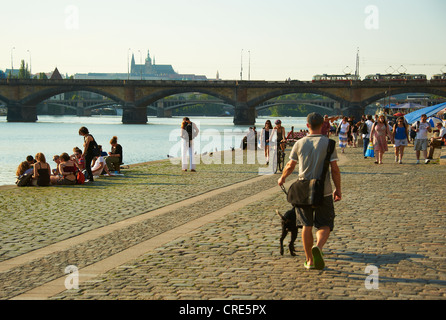 Menschen am Ufer Rasinovo Nabrezi Prag Tschechische Republik, in der Dämmerung Stockfoto