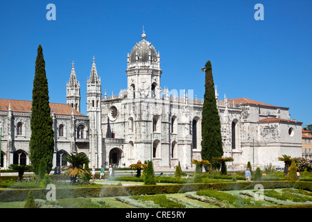 Hieronymus-Kloster Mosteiro Dos Jeronimos, UNESCO-Weltkulturerbe mit Praça tun Imperio Square im Stadtteil Belem Stockfoto