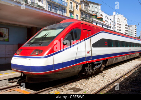 Alfa Pendular, Hochgeschwindigkeitszug der portugiesische Staatsbahn CP Comboios de Portugal in Santa Apolonia Bahnhof Stockfoto