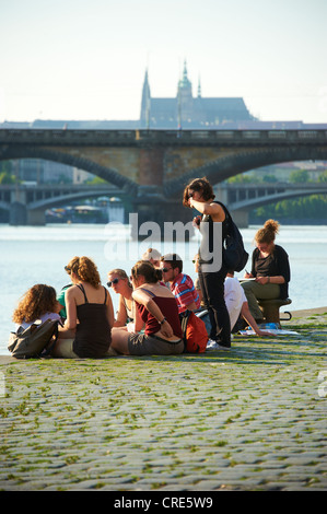 Menschen am Ufer Rasinovo Nabrezi Prag Tschechische Republik, in der Dämmerung Stockfoto