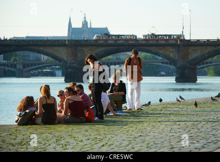 Menschen am Ufer Rasinovo Nabrezi Prag Tschechische Republik, in der Dämmerung Stockfoto